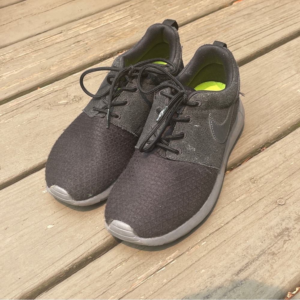 Women’s Nike Roche Runs - Picture 2 of 4